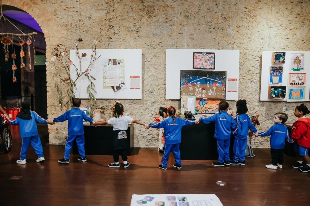 Estudantes da Rede Municipal de Niterói viram artistas em exposição no Museu Janete Costa