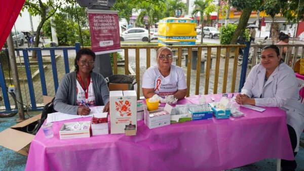 Expresso Saúde oferece atendimentos para mulheres mageenses durante o Outubro Rosa