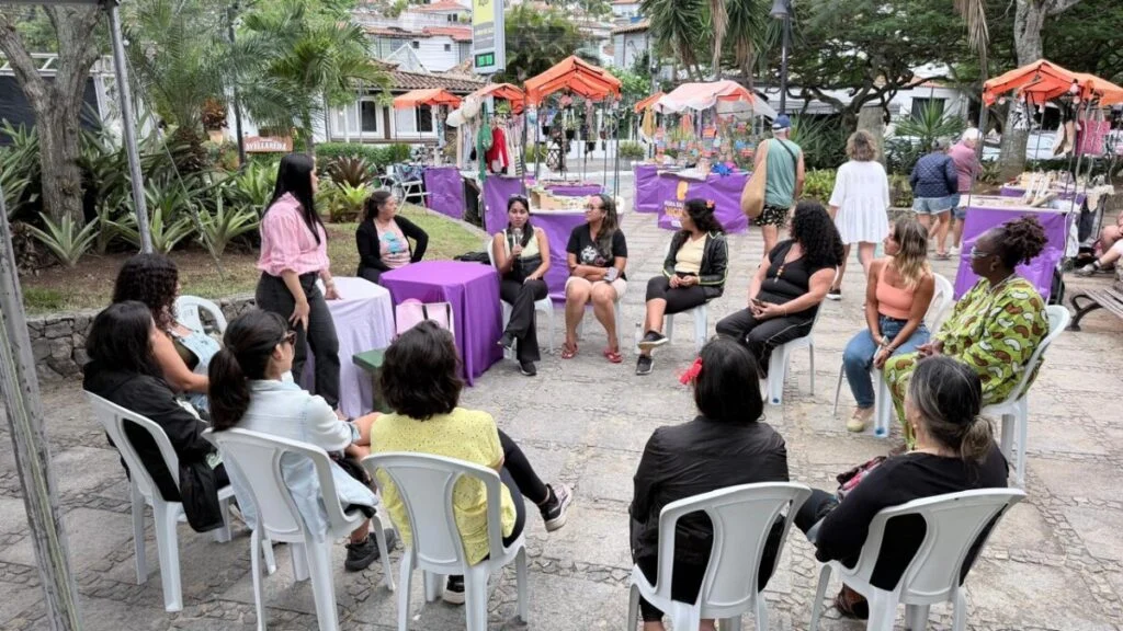 Feira da Mulher Migrante recebe roda de conversa sobre prevenção ao câncer de mama pelo Outubro Rosa