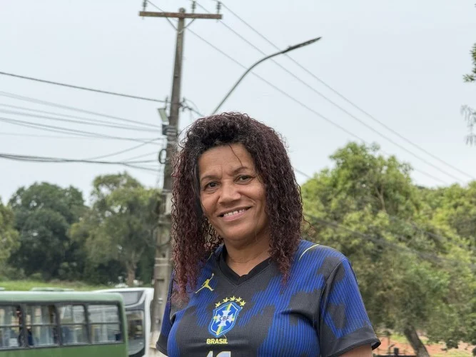 ‘Ficou muito mais seguro’, diz moradora de São Vicente após serviço de manutenção da iluminação pública no distrito, realizado pela prefeitura