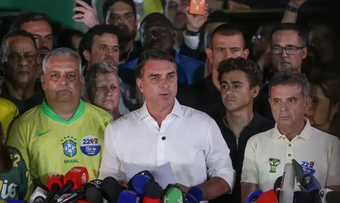 Flávio não reconhece vitória de Lula e tentará anulação do pleito