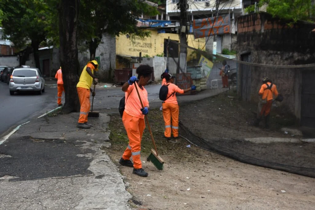 Força-tarefa da Clin reforça limpeza nos morros do Bumba e do Holofote