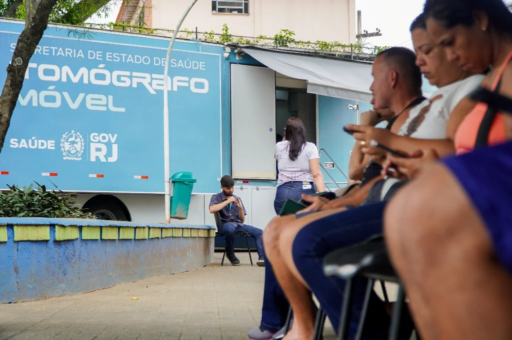 Gonçalenses são chamados para exames na carreta da tomografia