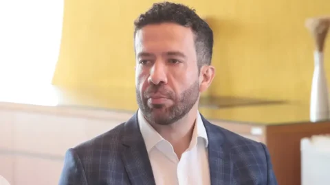 Janones poderá ter alta em 48 horas, diz boletim médico