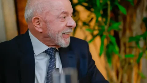 Lula diz que vai entregar amanhã ao TSE pedido de abertura de sigilo