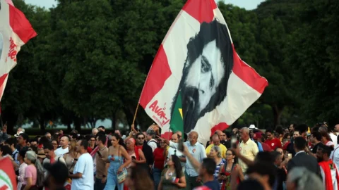 Lula e eleitores idosos se emocionam em “festa de aniversário”
