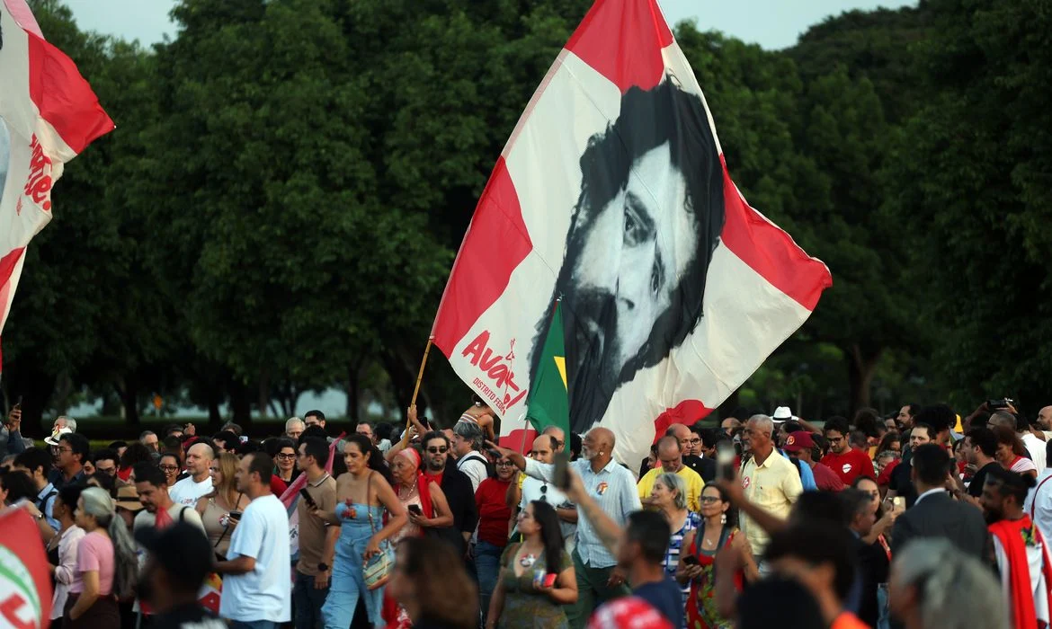 Lula e eleitores idosos se emocionam em “festa de aniversário”
