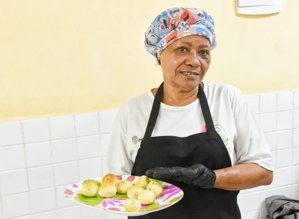 Maricá inicia curso de produção de pães e educação financeira para alunos da Escola de Idosos