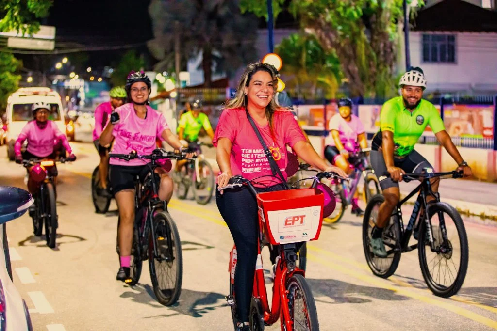 Maricá reúne ciclistas em pedalada noturna pelo Outubro Rosa