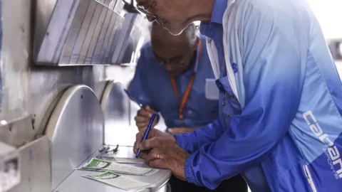 Mega-Sena acumula; prêmio pode chegar a R$ 185 milhões na terça-feira