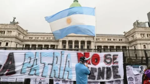 Milei lança plano para demitir 21 mil servidores na Argentina