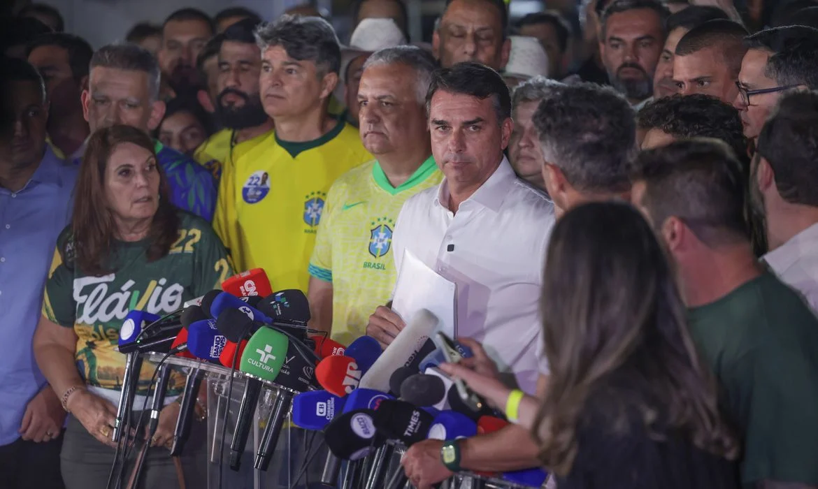 Moraes manda Flávio entregar passaporte e o proíbe de deixar o país
