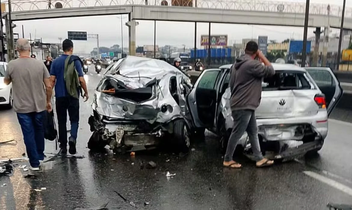 Motorista infarta, e engavetamento de 20 veículos deixa feridos no Rio