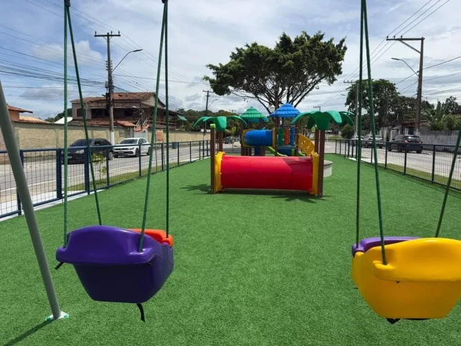 Obra da Praça de Pontes dos Leites entra na reta final com instalação de brinquedos no novo parquinho, em Araruama