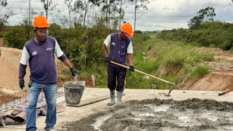 Obra de pontilhão em Sobara avança com instalação de estruturas de contenção em Araruama