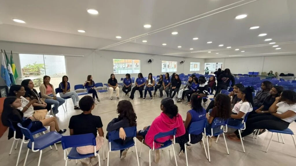 Outubro Rosa leva palestra sobre saúde e autocuidado a estudantes de Búzios