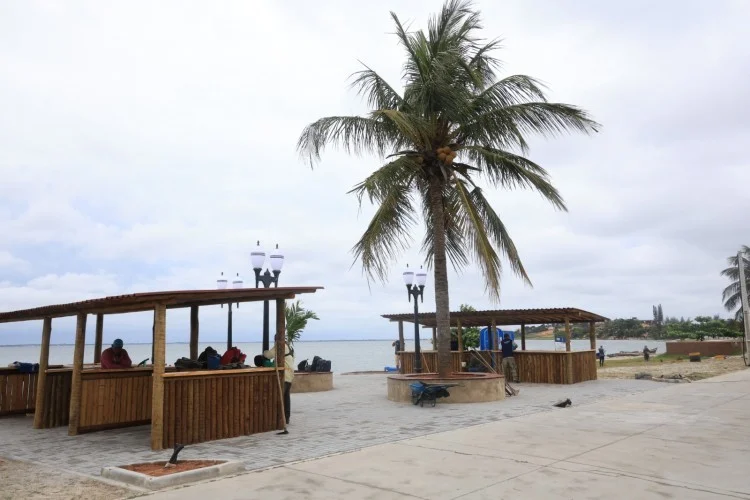 Pescadores comemoram avanço das obras de praça em Iguabinha, distrito de Araruama