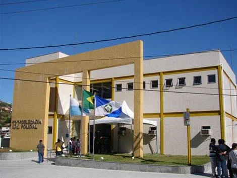 Polícia Civil prende dois homens e apreende dois quilos de pasta base de cocaína em Arraial do Cabo