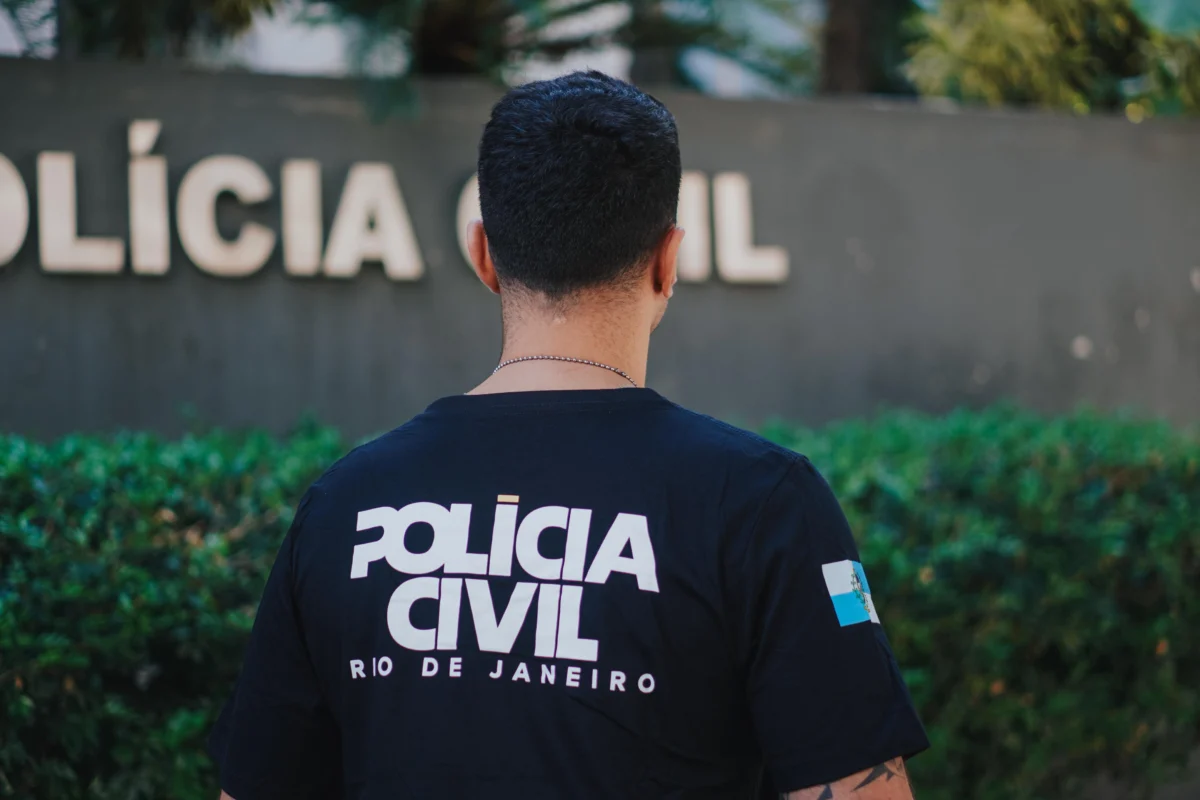 Polícias Civil e Militar prendem foragido da Justiça de Minas Gerais em Arraial do Cabo
