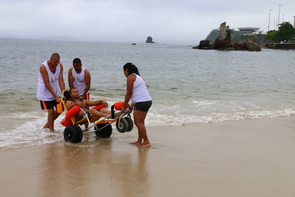 Praia Sem Barreiras terá edição especial no dia 31, em Icaraí, com inclusão e conscientização sobre o nanismo