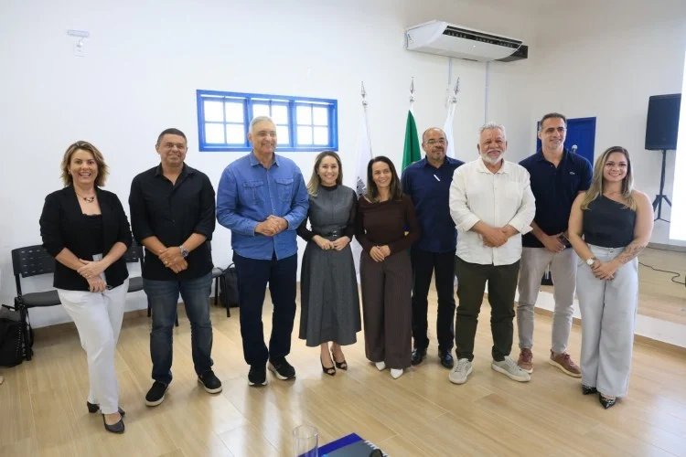 Prefeita Dani Soares destaca fortalecimento do turismo e da segurança em reunião regional do Conderlagos em Araruama