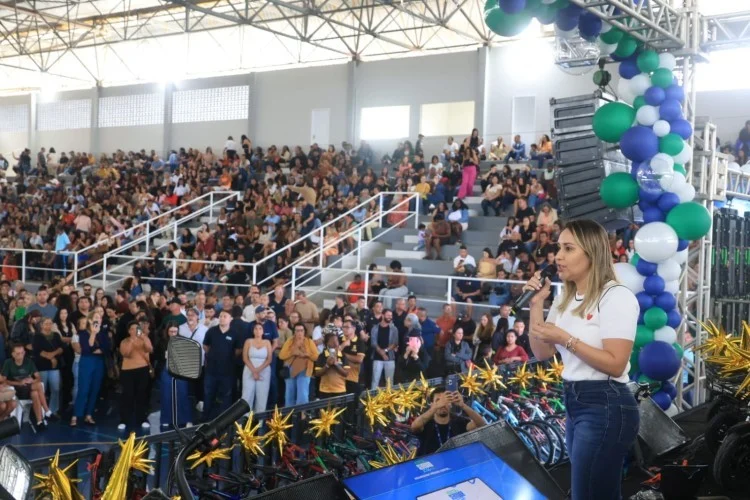 Prefeita Dani Soares dobra vale-refeição dos servidores de Araruama e anuncia pagamento de R$ 800 em dezembro