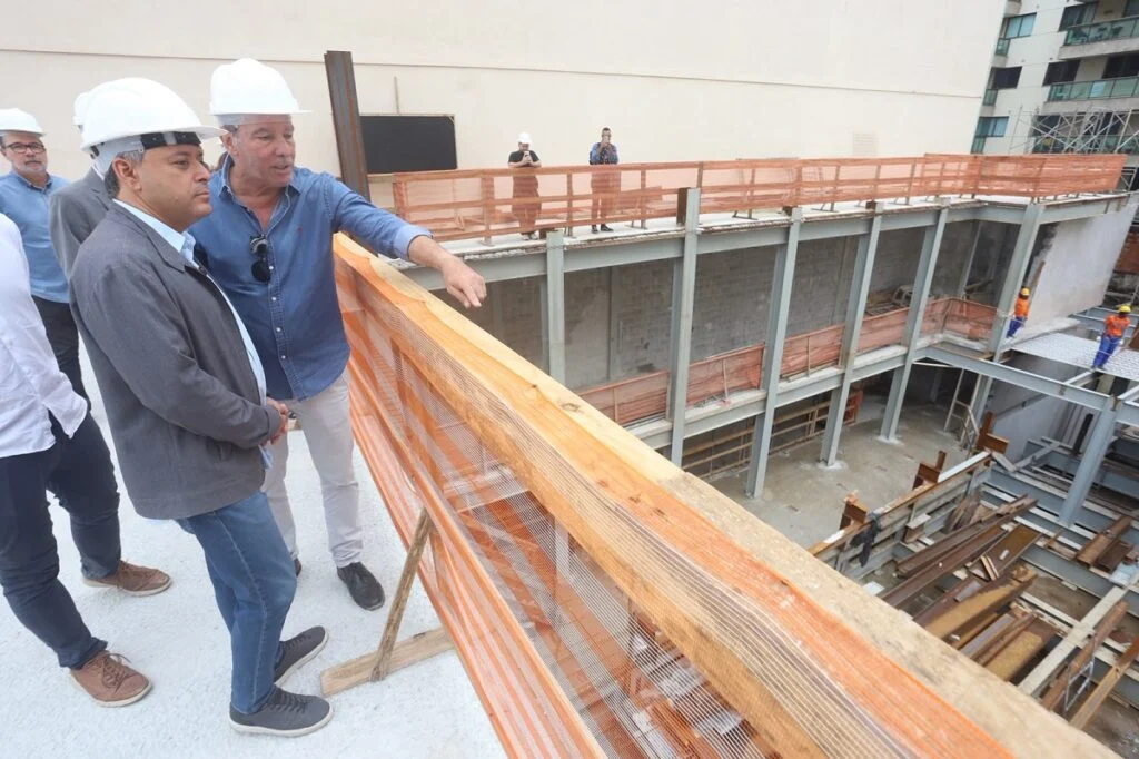 Prefeito de Niterói vistoria andamento de obras no Cinema Icaraí e na Praça Getúlio Vargas