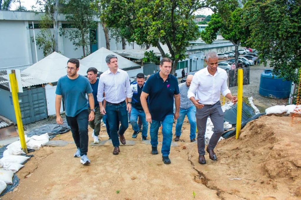 Prefeito Léo Vieira e secretário estadual acompanham obras de duplicação do viaduto de Vilar dos Teles