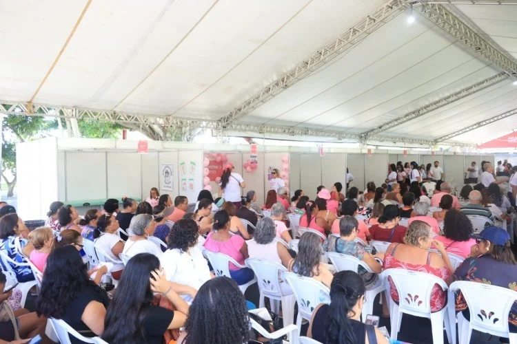 Prefeitura de Araruama reúne centenas de mulheres no Dia D do Outubro Rosa
