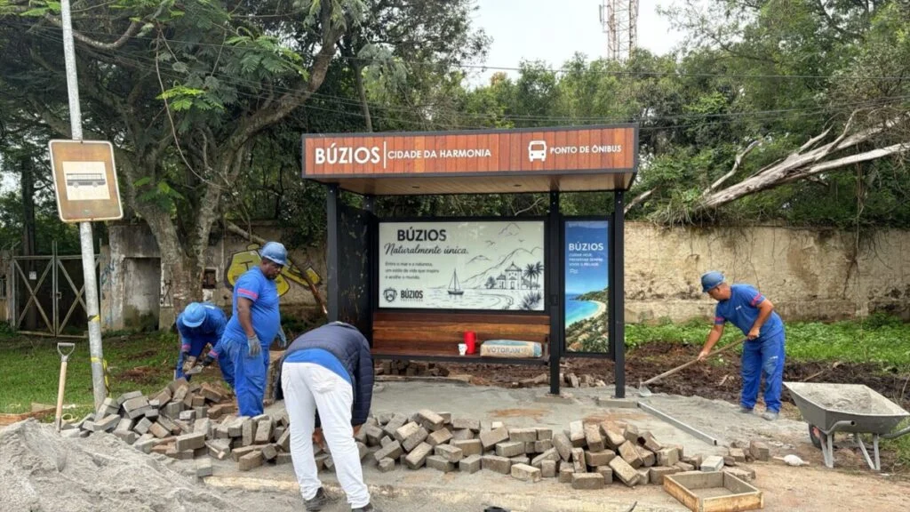 Prefeitura de Búzios inicia instalação de novos pontos de ônibus no município