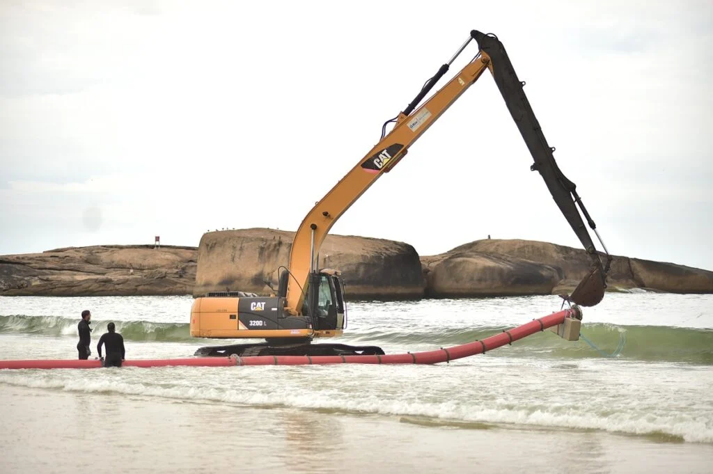 Prefeitura de Niterói começa a instalar mangueiras marítimas que vão levar água do mar à Lagoa de Piratininga