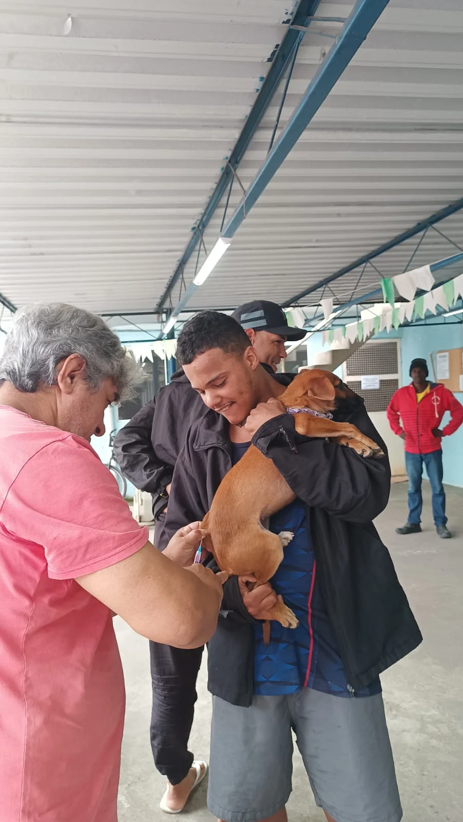 Prefeitura de Volta Redonda promove vacinação de 11 cães comunitários atendidos por usuários do Centro POP