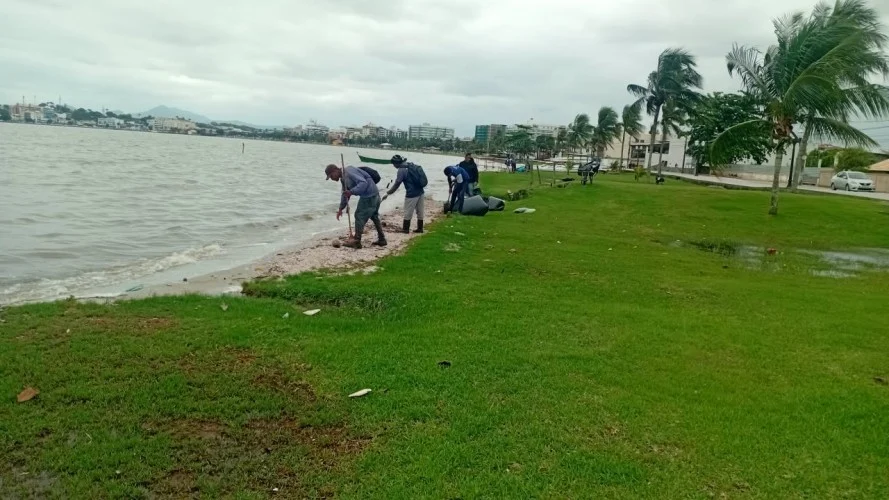 Prefeitura intensifica limpeza na orla do Centro e em bairros nesta segunda-feira