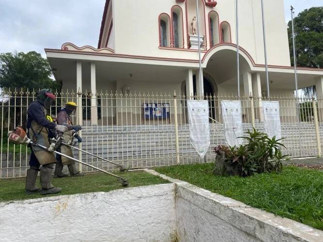Prefeitura realiza limpeza e varrição em quatro bairros de Araruama