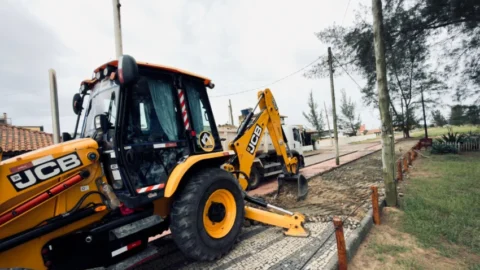 Prefeitura realiza recuperação do calçadão da praia de Santa Clara