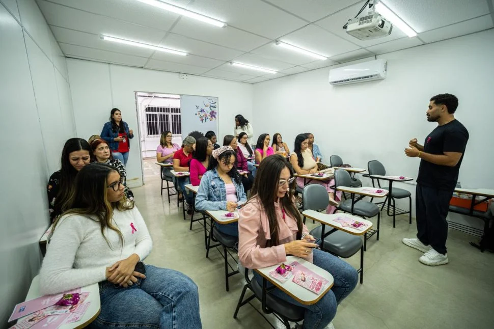 Protetoras de animais participam de encontro sobre Outubro Rosa em Nova Iguaçu