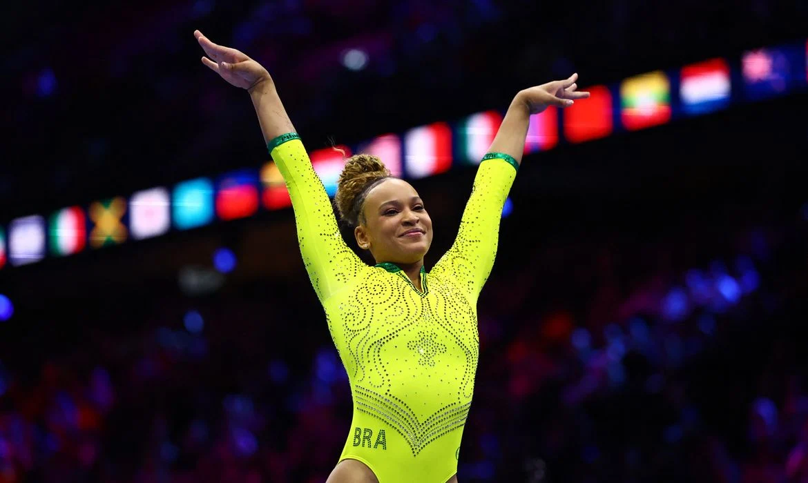 Rebeca, Flavinha e Lorrane avançam às finais do Mundial de Ginástica