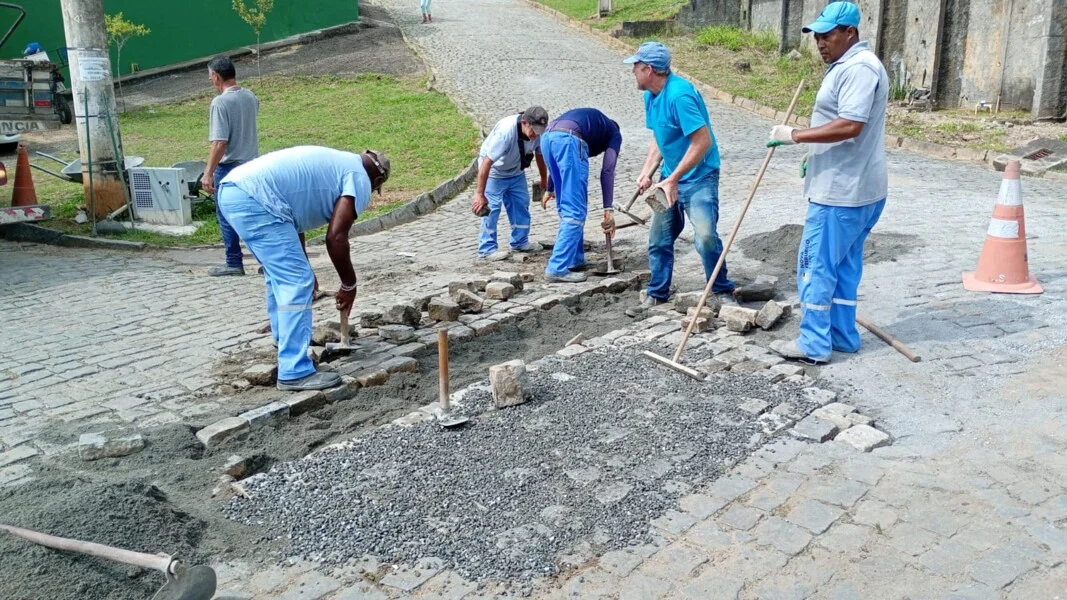 Reparos em calçamentos e serviços de manutenção são realizados em Amparo e em bairros do Centro