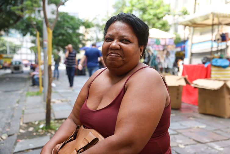 Tomaz Silva/Agência Brasil Rio de Janeiro (RJ), 15/10/2026 – A ajudante de cozinha, Cristiane Wandermurin de Oliveira fala à Agência Brasil sobre a aprovação da Proposta de Emenda à Constituição (PEC) que acaba com da escala de trabalho 6x1, no centro do Rio de Janeiro. Foto: Tomaz Silva/Agência Brasil