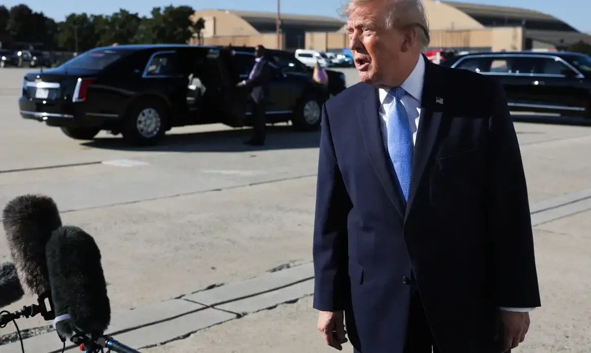 Trump diz que não vai se "envolver", após carta de Flávio Bolsonaro