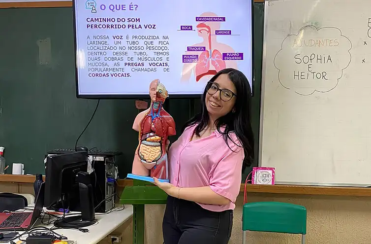 Giovanna Macedo/ Arquivo pessoal Professora Giovanna Macedo, de Campinas (SP) que usou I.A em ação com estudantes. Foto: Giovanna Macedo/ Arquivo pessoal